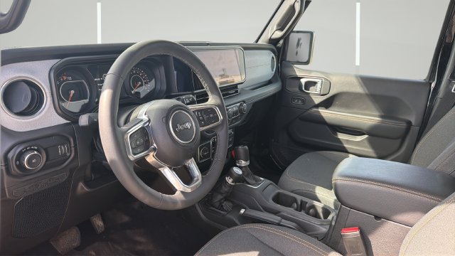 Used 2025 Jeep Wrangler Unlimited Sahara AWD/4WD image 8