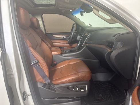 Used 2017 Cadillac Escalade ESV Premium Luxury image 4