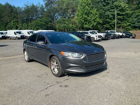 Used 2016 Ford Fusion SE FWD image 3