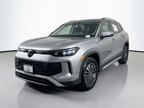 Certified 2025 Volkswagen Tiguan S image 3