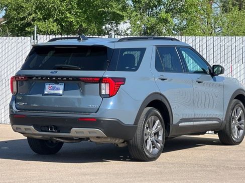 Used 2025 Ford Explorer Active AWD/4WD image 4