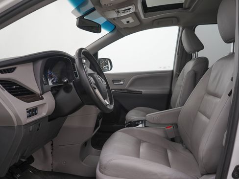 Used 2017 Toyota Sienna XLE w/ XLE Navigation Package AWD/4WD image 25