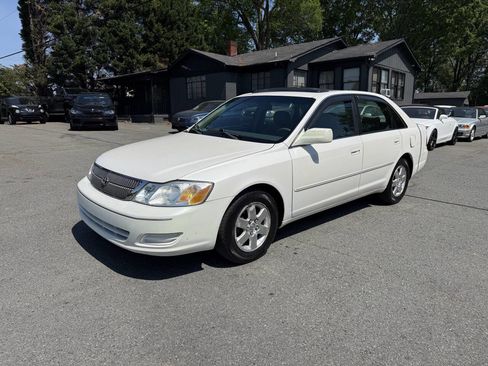 Used 2000 Toyota Avalon XL image 2