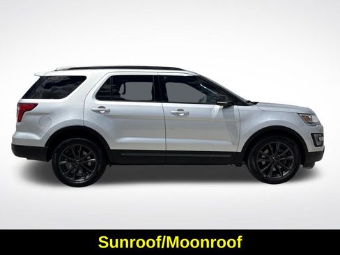 Used 2017 Ford Explorer XLT w/ Equipment Group 202A AWD/4WD image 10