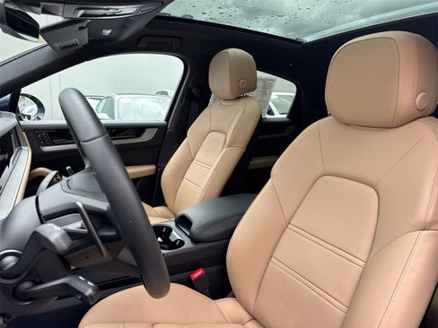 Used 2025 Porsche Cayenne Coupe image 5