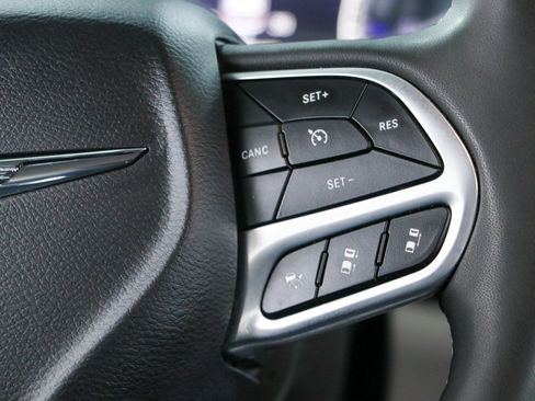 Used 2024 Chrysler Pacifica Touring-L FWD image 14