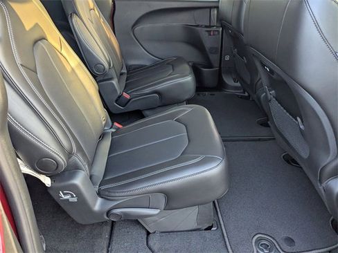 New 2026 Chrysler Pacifica Select image 32