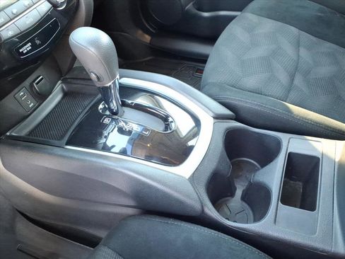 Used 2016 Nissan Rogue SV w/ SV Moonroof Package image 15