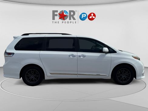Used 2016 Toyota Sienna SE FWD image 6