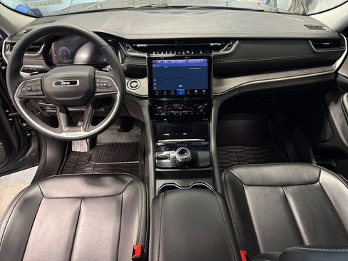 Used 2023 Jeep Grand Cherokee Limited AWD/4WD image 4