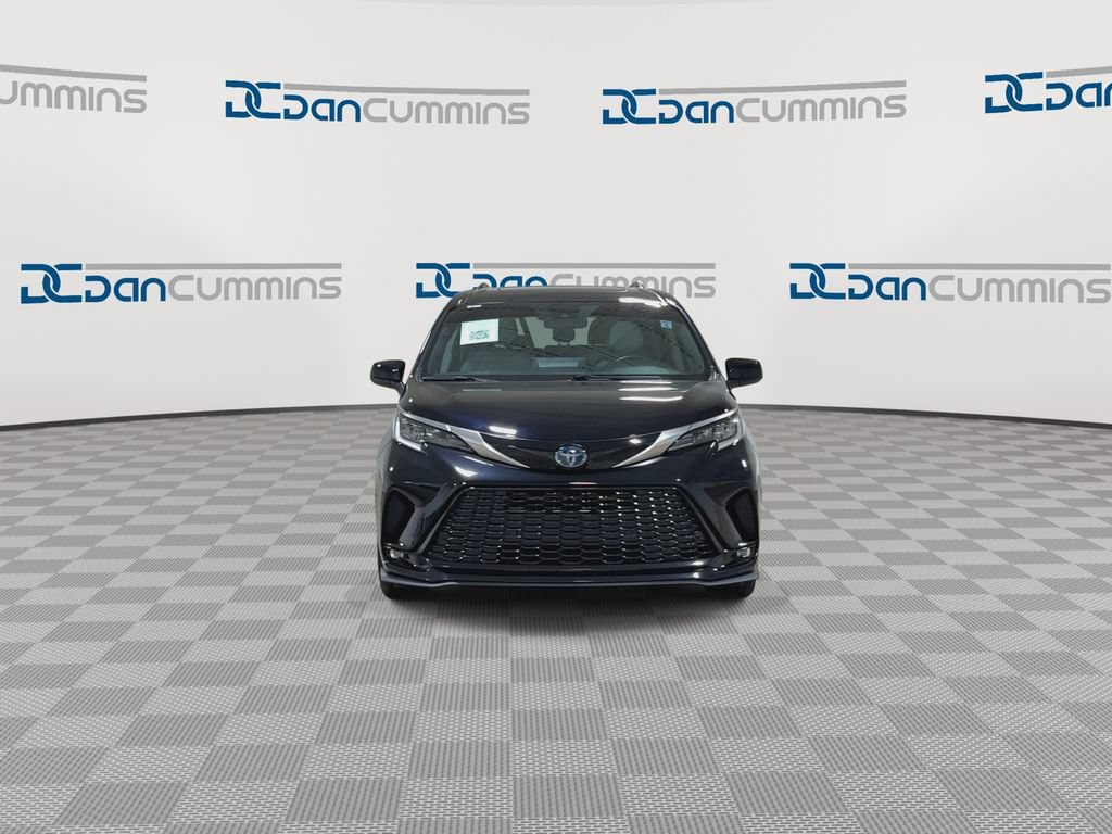 Used 2023 Toyota Sienna XSE w/ XSE Plus Package AWD/4WD image 3