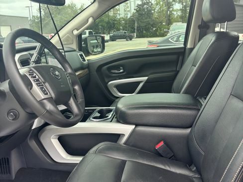 Used 2019 Nissan Titan SL image 14
