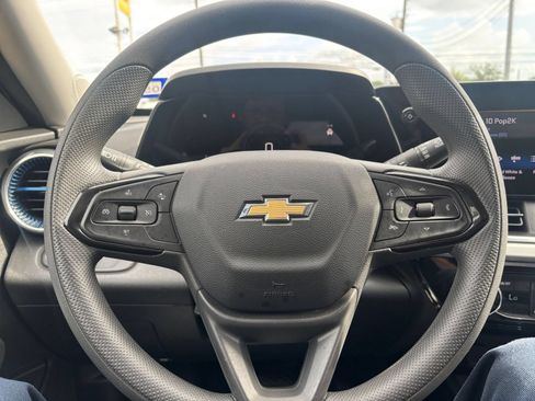 Used 2025 Chevrolet Trax LT FWD image 27