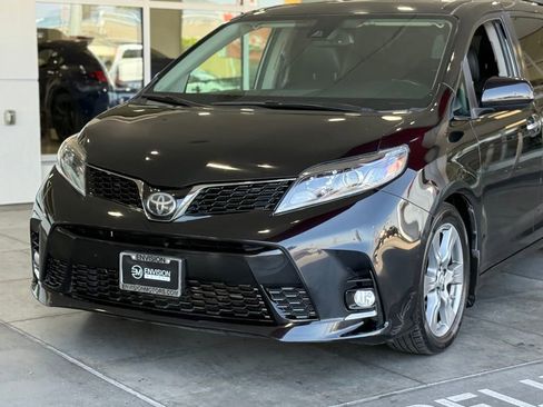 Certified 2018 Toyota Sienna SE w/ Carpet Mat Package image 3