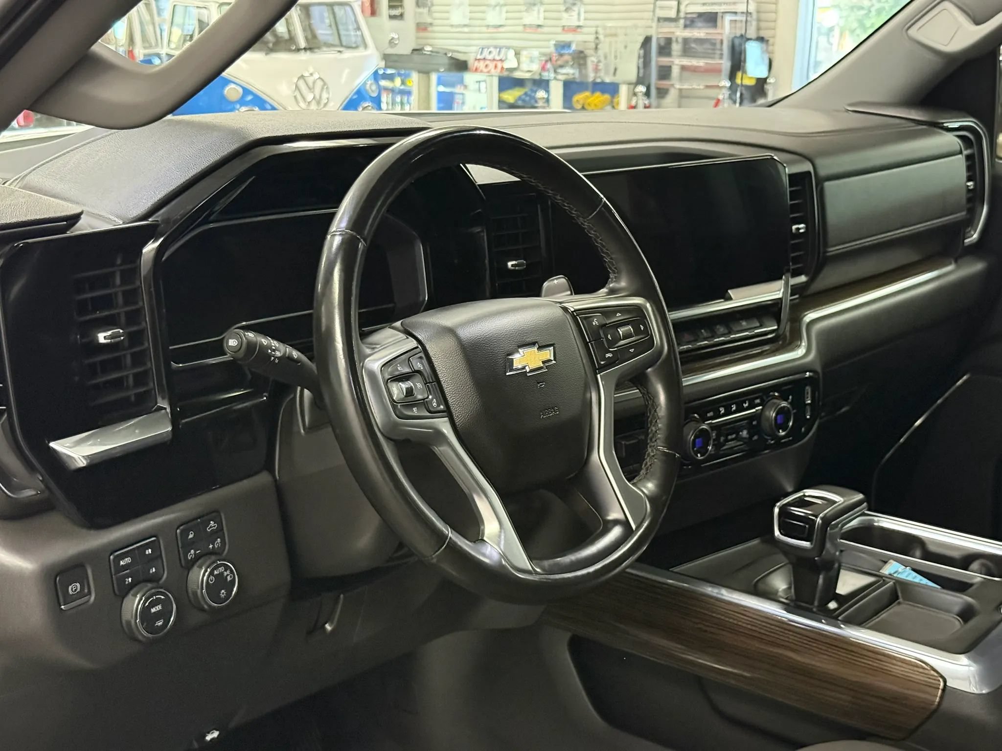 Used 2023 Chevrolet Silverado 1500 LT AWD/4WD image 15
