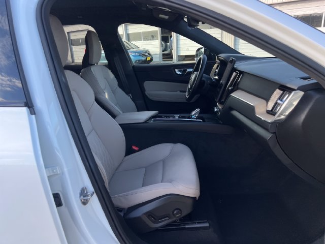 Used 2026 Volvo XC60 B5 Plus AWD/4WD image 9