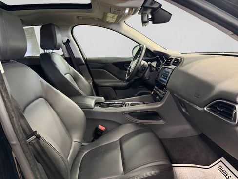Used 2017 Jaguar F-PACE Premium image 24