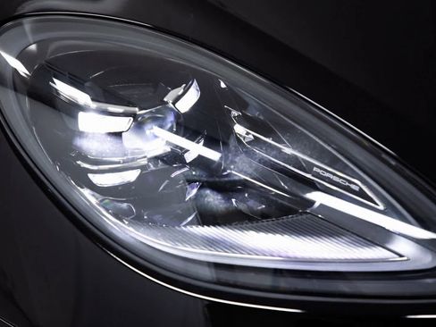 Certified 2025 Porsche Macan image 33