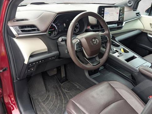Used 2023 Toyota Sienna Platinum image 10