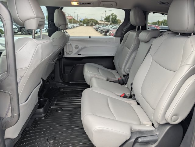 Certified 2026 Toyota Sienna XLE FWD image 27