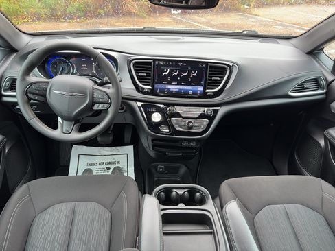 Used 2024 Chrysler Pacifica Touring FWD image 16