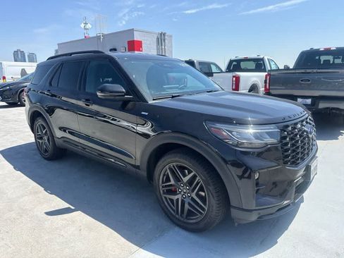 Used 2025 Ford Explorer ST-Line w/ ST-Line Street Pack AWD/4WD image 7