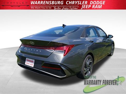 Used 2025 Hyundai Elantra SEL FWD image 4