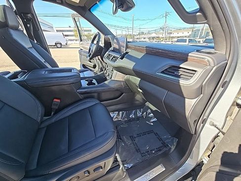 Used 2023 Chevrolet Suburban Z71 w/ Luxury Package image 26