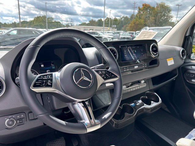 Used 2025 Mercedes-Benz Sprinter 2500 image 25