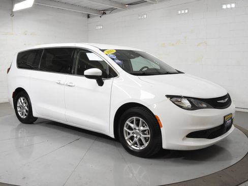 Used 2023 Chrysler Voyager LX FWD image 1