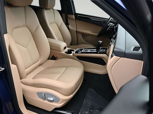 Certified 2023 Porsche Macan AWD/4WD image 11