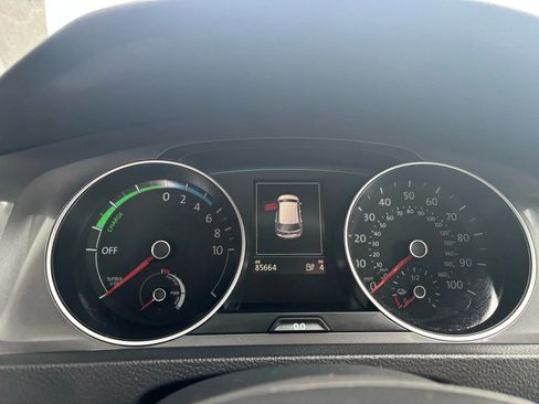 Used 2016 Volkswagen e-Golf SE image 21