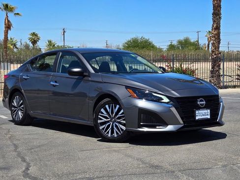 Used 2025 Nissan Altima 2.5 SV FWD image 1