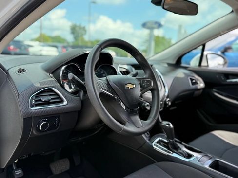 Used 2017 Chevrolet Cruze LT FWD image 9