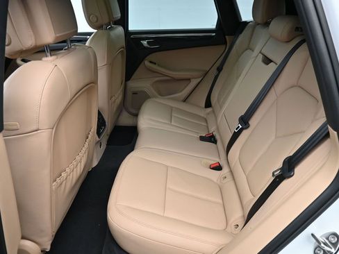 Certified 2025 Porsche Macan AWD/4WD image 7