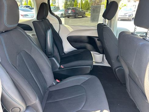 Used 2021 Chrysler Pacifica Touring FWD image 36