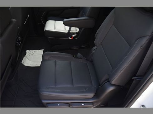 Used 2024 Chevrolet Suburban Z71 w/ Luxury Package AWD/4WD image 14
