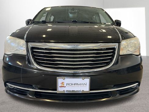 Used 2014 Chrysler Town & Country Touring image 25
