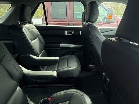 Used 2022 Ford Explorer XLT w/ Equipment Group 202A image 6