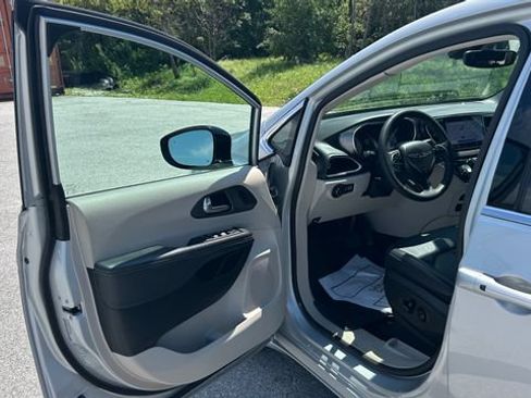 Used 2024 Chrysler Pacifica Touring-L FWD image 16