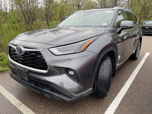 Used 2022 Toyota Highlander XLE AWD/4WD image 2