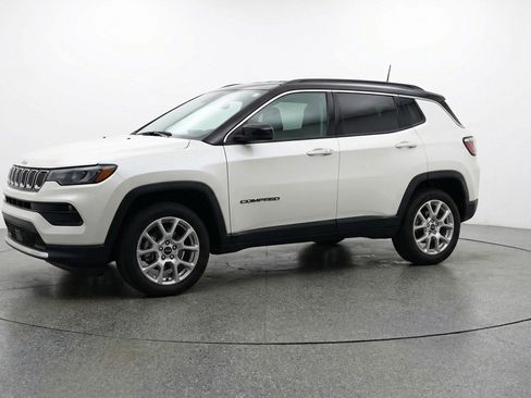 Used 2025 Jeep Compass Limited AWD/4WD image 3