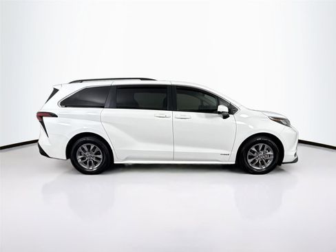 Used 2021 Toyota Sienna LE w/ LE Plus Package image 5