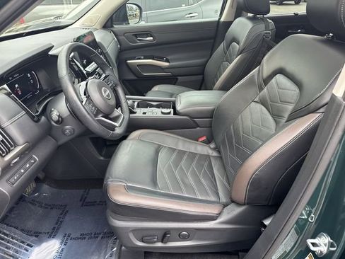 Used 2024 Nissan Pathfinder Platinum image 16