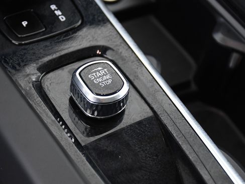 Used 2025 Volvo XC60 B5 Plus image 18