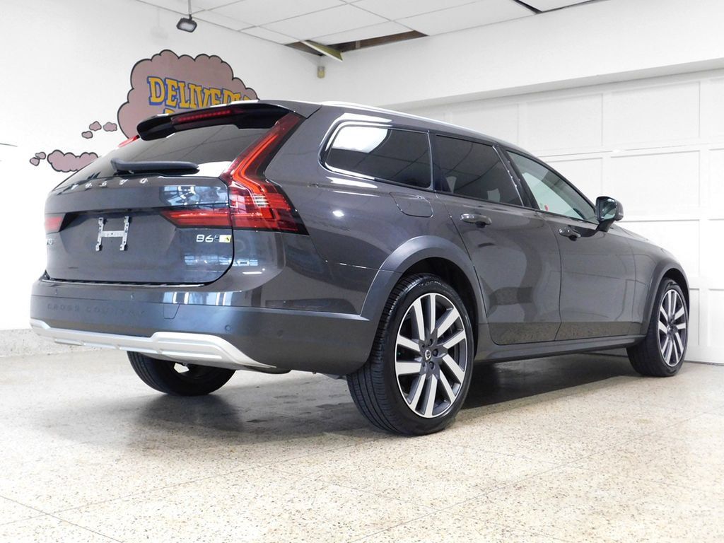 Used 2022 Volvo V90 B6 Cross Country AWD/4WD image 4