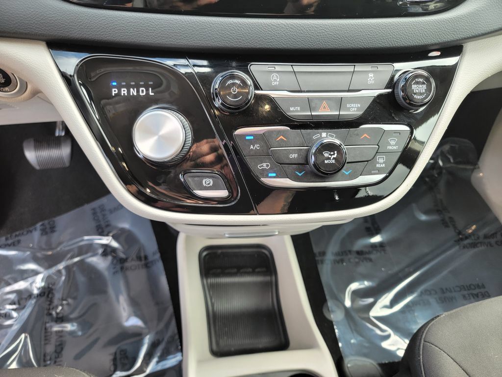 Used 2022 Chrysler Voyager LX FWD image 22