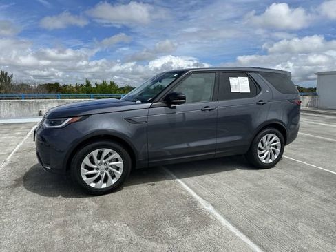 Used 2025 Land Rover Discovery S image 18