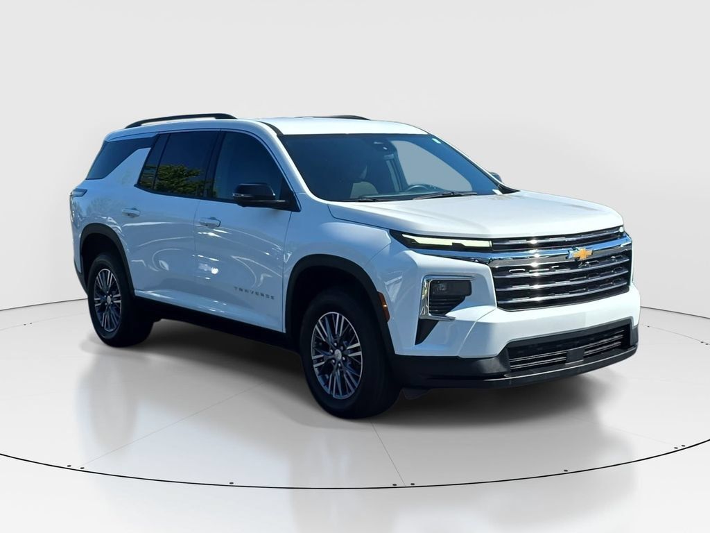 Used 2024 Chevrolet Traverse LT FWD image 3