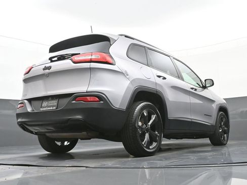 Used 2018 Jeep Cherokee Latitude w/ Altitude Package FWD image 40
